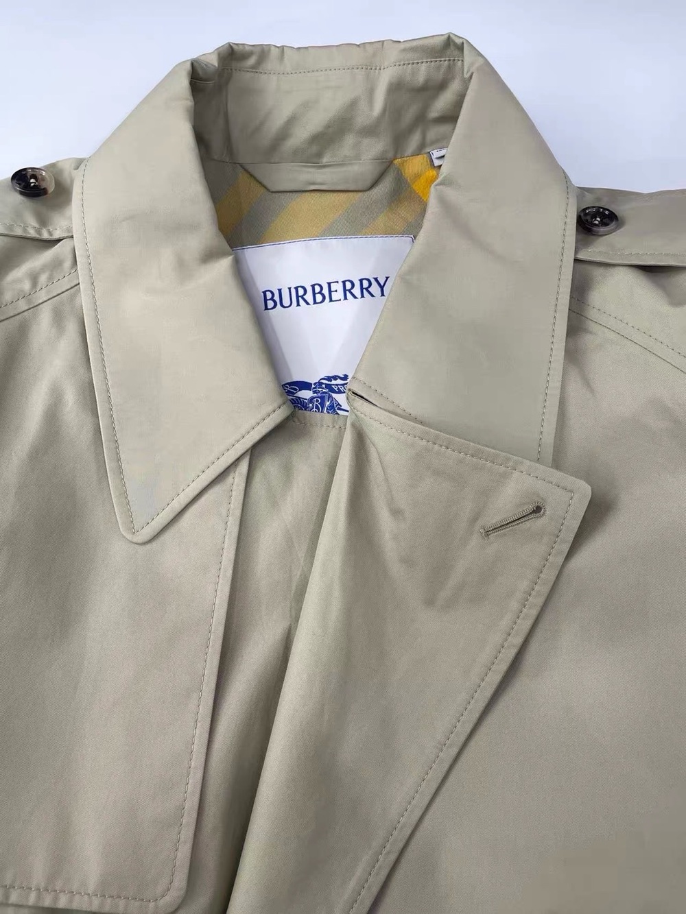 Burberry women's Beige Trench Coat - Picture 13 of 16